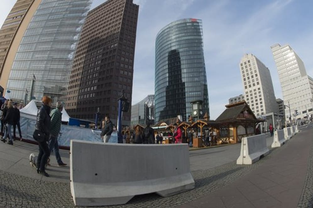 Betonbarrieren sichern in Berlin die Buden der "Winterwelt" am Potsdamer Platz.