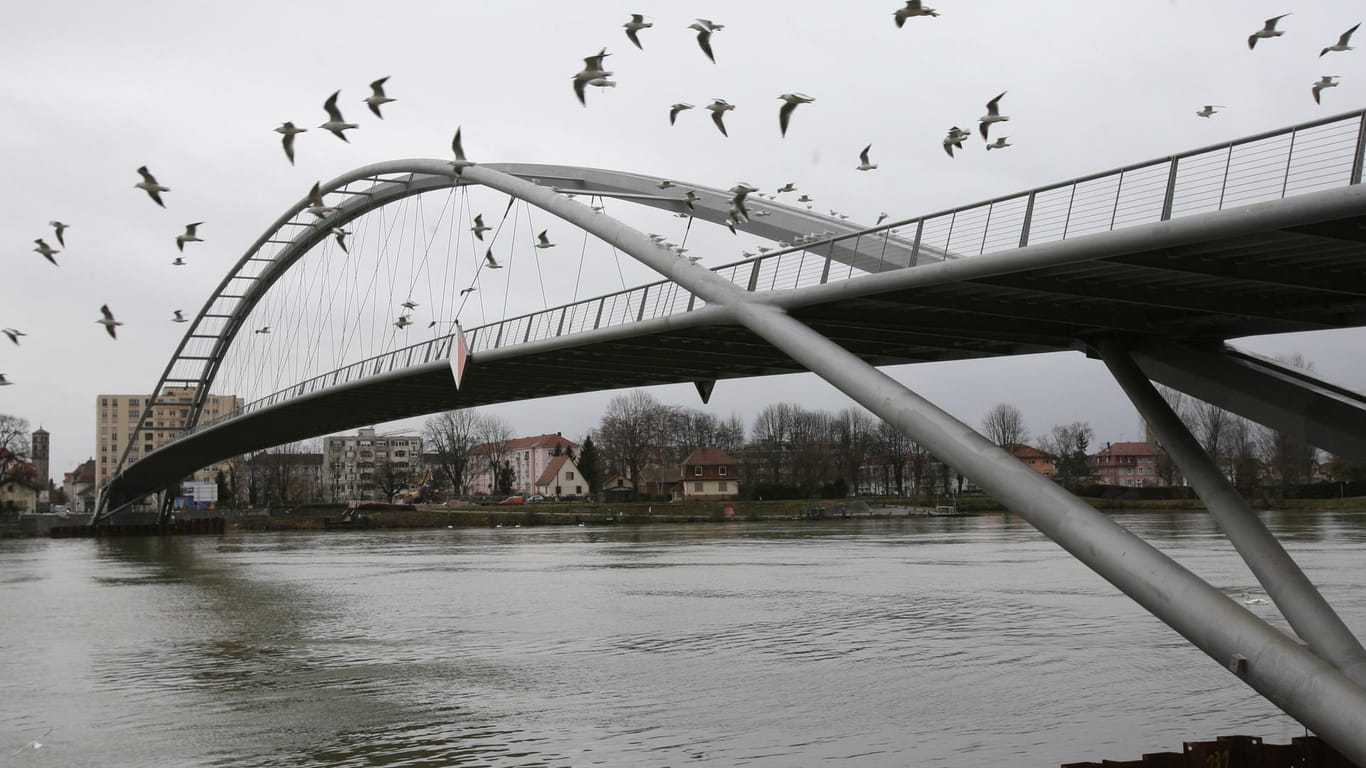 Die Dreiländerbrücke verbindet bei Weil am Rhein Deutschland und Frankreich. Der Flüchtende wollte offenbar lieber schwimmen.