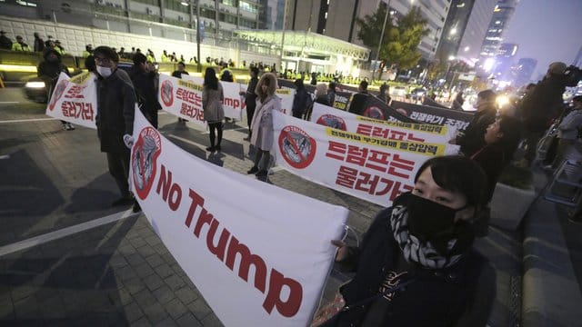 Nicht alle freuen sich auf Trump: Demonstranten protestieren in Seoul gegen den Besuch des US-Präsidenten in Südkorea. Nicht alle freuen sich auf Trump: Demonstranten protestieren in Seoul gegen den Besuch des US-Präsidenten in Südkorea.