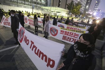 Nicht alle freuen sich auf Trump: Demonstranten protestieren in Seoul gegen den Besuch des US-Präsidenten in Südkorea.
