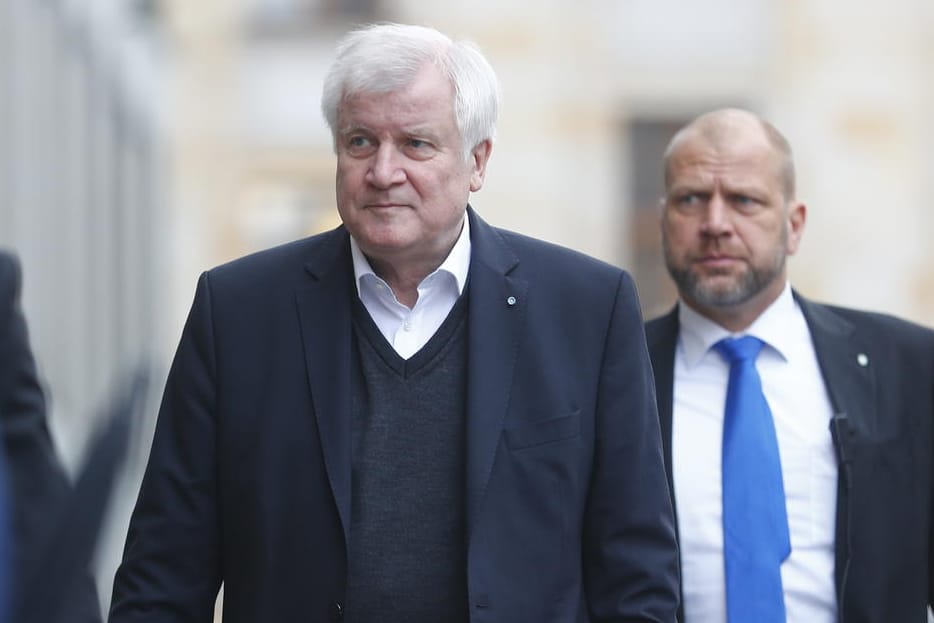 CSU-Chef Horst Seehofer auf dem Weg zu den Jamaika-Sondierungsgesprächen in Berlin.