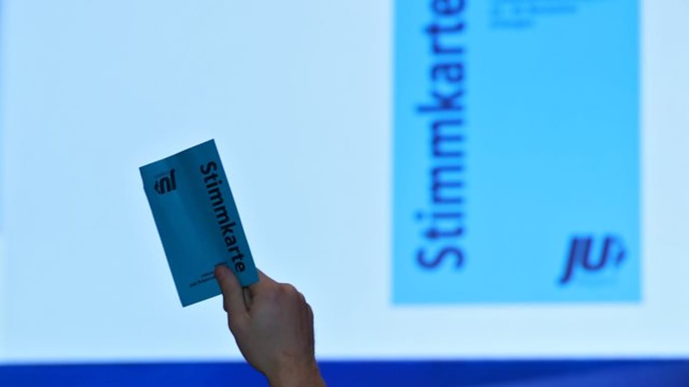 Eine Stimmkarte wird hochgehalten: Ein Antrag, in dem mit Blick auf die Landtagswahl im Herbst 2018 ein "personeller Neuanfang" gefordert wird, wurde von einer Landesversammlung des CSU-Nachwuchses mit deutlicher Mehrheit angenommen.