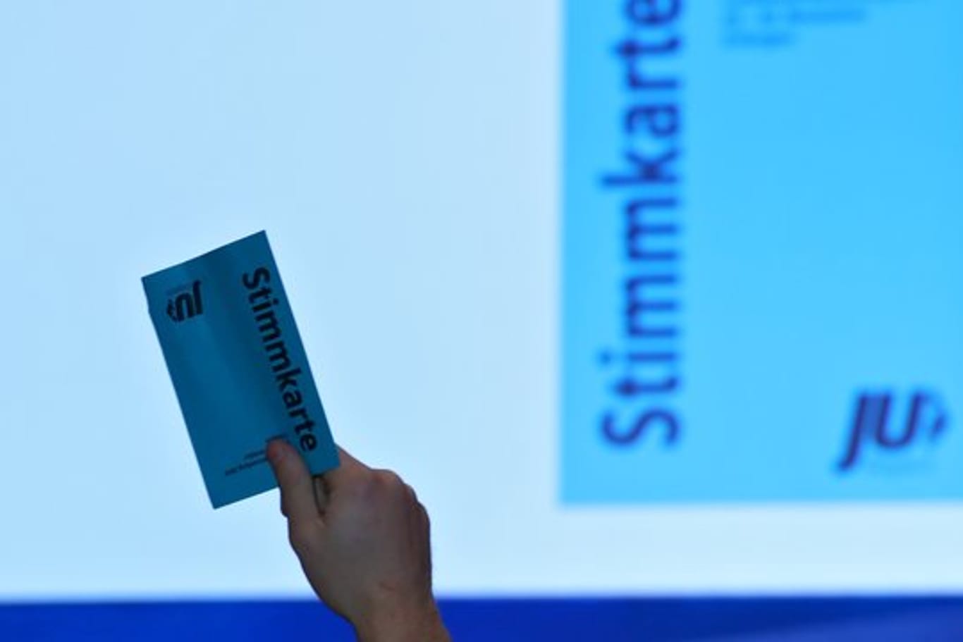 Eine Stimmkarte wird hochgehalten: Ein Antrag, in dem mit Blick auf die Landtagswahl im Herbst 2018 ein "personeller Neuanfang" gefordert wird, wurde von einer Landesversammlung des CSU-Nachwuchses mit deutlicher Mehrheit angenommen.