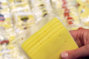 Großer Rückruf wegen kleiner Fremdkörper aus Kunststoff: Scheibenkäse im Supermarkt