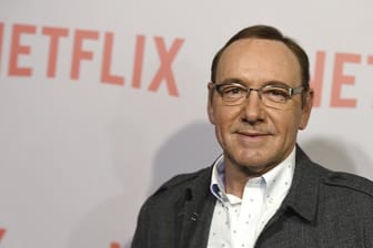Nach immer neuen Vorwürfen der sexuellen Belästigung gegen Kevin Spacey hat sich Netflix von dem Schauspieler getrennt und ihn von weiteren Produktionen der Serie "House of Cards" ausgeschlossen.