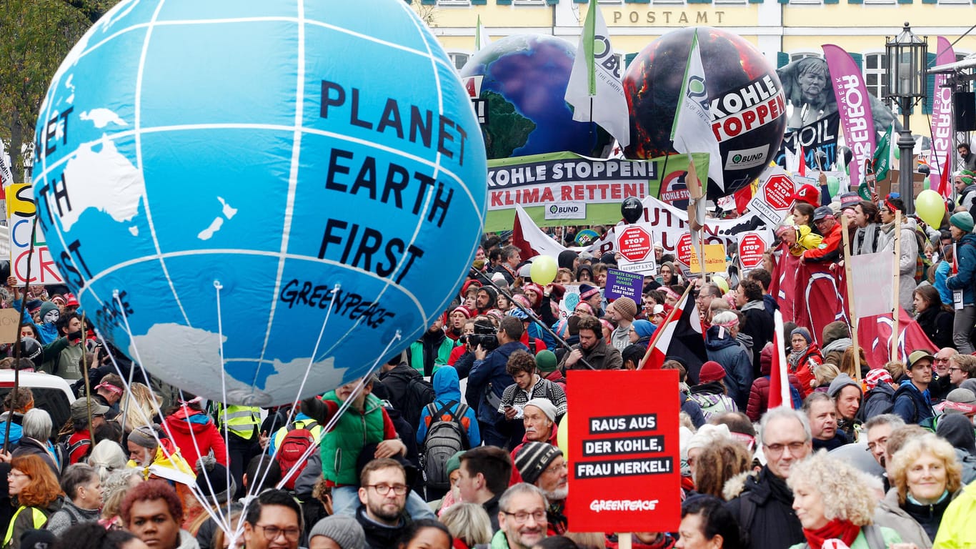 Demonstranten forderten bei einer Kundgebung am Samstag in Bonn die Umsetzung des Weltklimaabkommens.