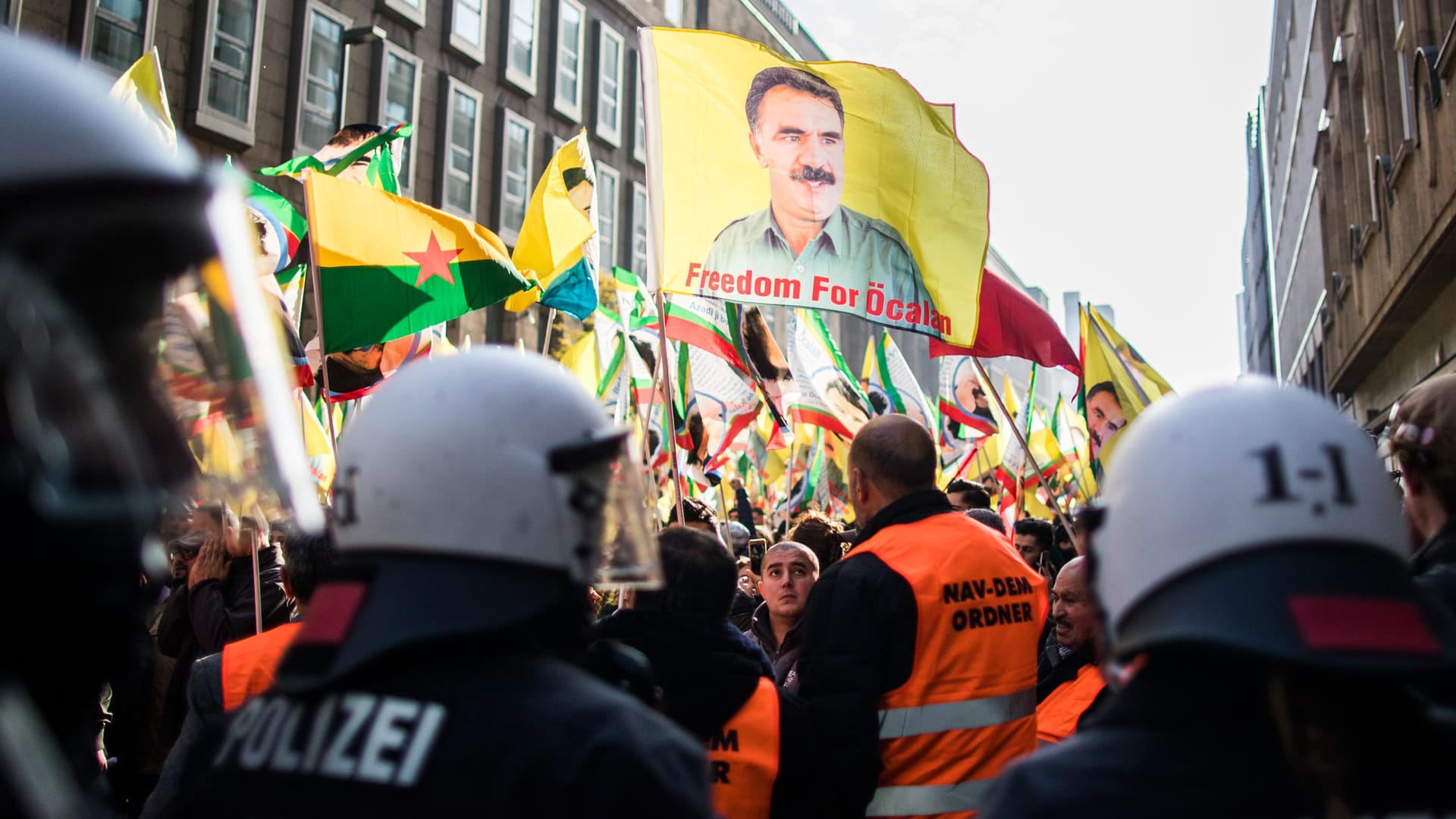 Das Zeigen von Fahnen oder Transparenten mit Öcalan-Abbildungen ist verboten.