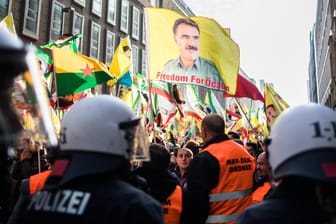Das Zeigen von Fahnen oder Transparenten mit Öcalan-Abbildungen ist verboten.