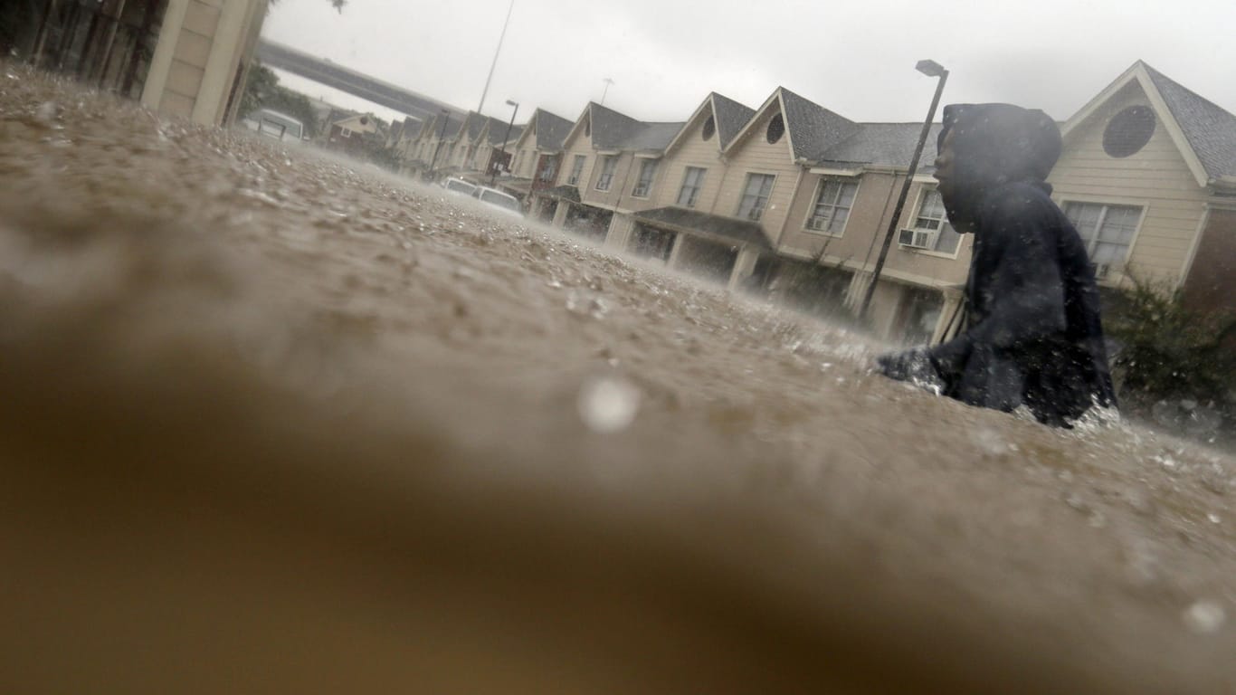 Von Tropensturm "Harvey" überflutete Straße in Houston (US-Staat Texas). Dem US-Klimaschutzbericht zufolge wächst die Gefahr verheerender Überschwemmungen.