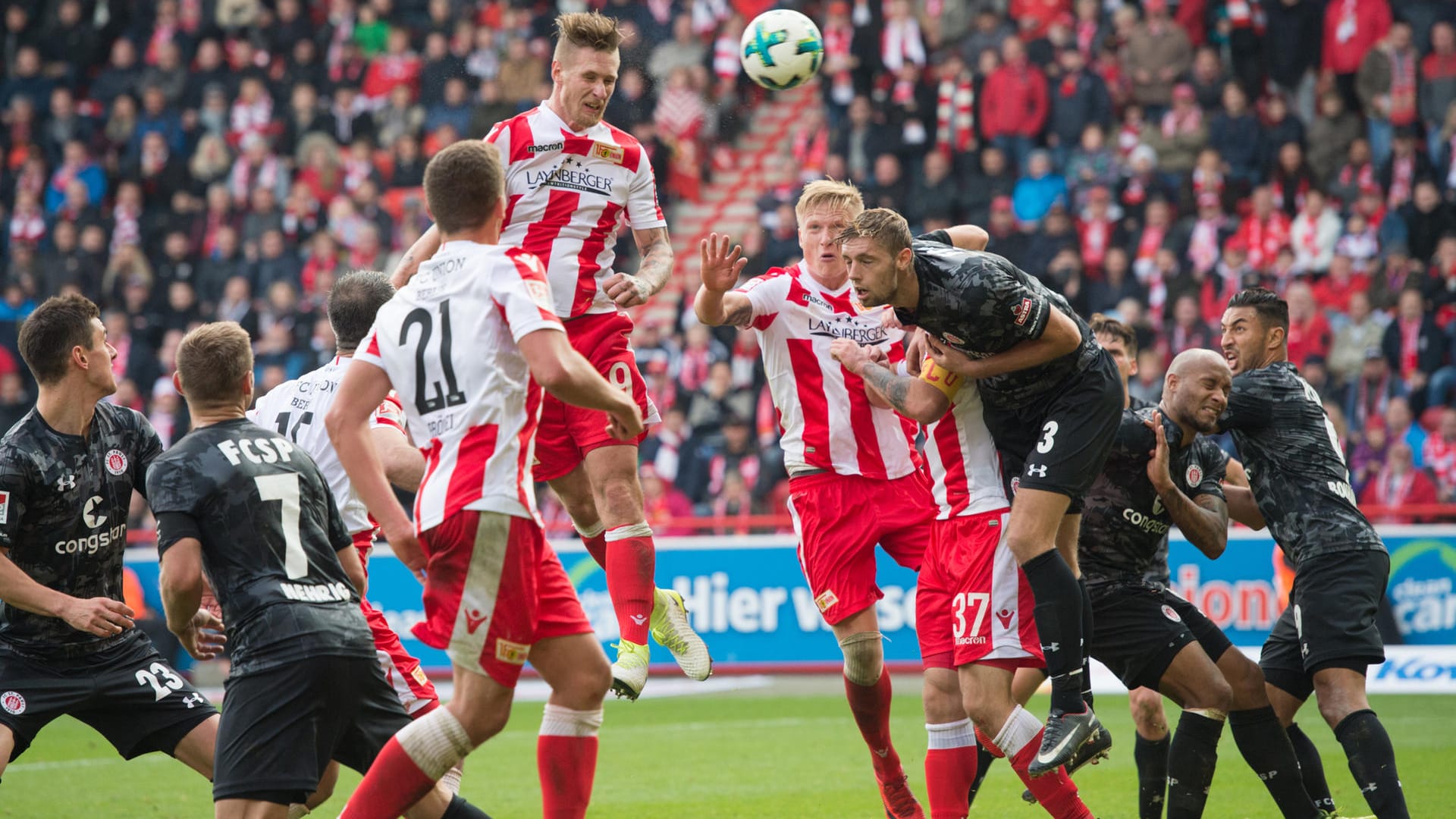 Unions Sebastian Polter (M) springt im Strafraum am Höchsten und köpft den Ball in das Tor zum 1:0 Endstand. Unions Sebastian Polter (M) springt im Strafraum am Höchsten und köpft den Ball in das Tor zum 1:0 Endstand.