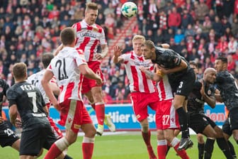 Unions Sebastian Polter (M) springt im Strafraum am Höchsten und köpft den Ball in das Tor zum 1:0 Endstand.