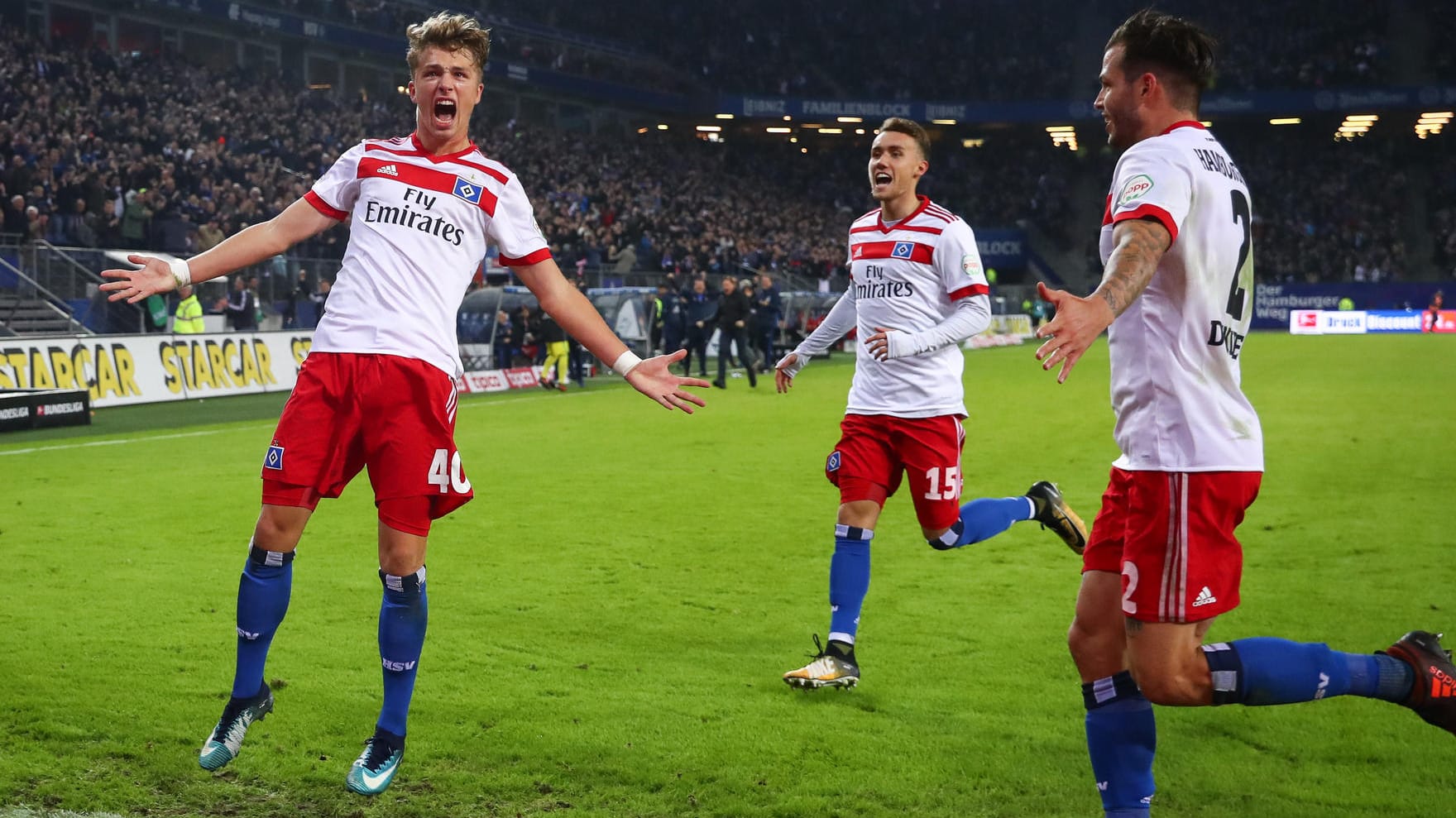 HSV-Torschütze Jann-Fiete Arp (li.) jubelt über seinen Treffer.