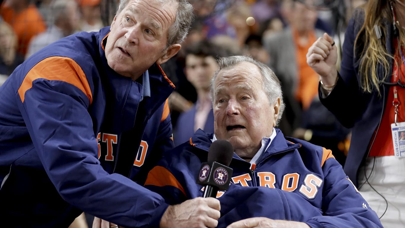 Die ehemaligen US-Präsidenten George W. Bush (l.) und sein Vater George H. W. Bush sind von Trump nicht begeistert.