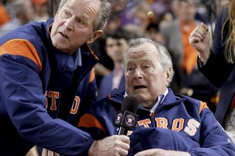 Die ehemaligen US-Präsidenten George W. Bush (l.) und sein Vater George H. W. Bush sind von Trump nicht begeistert.