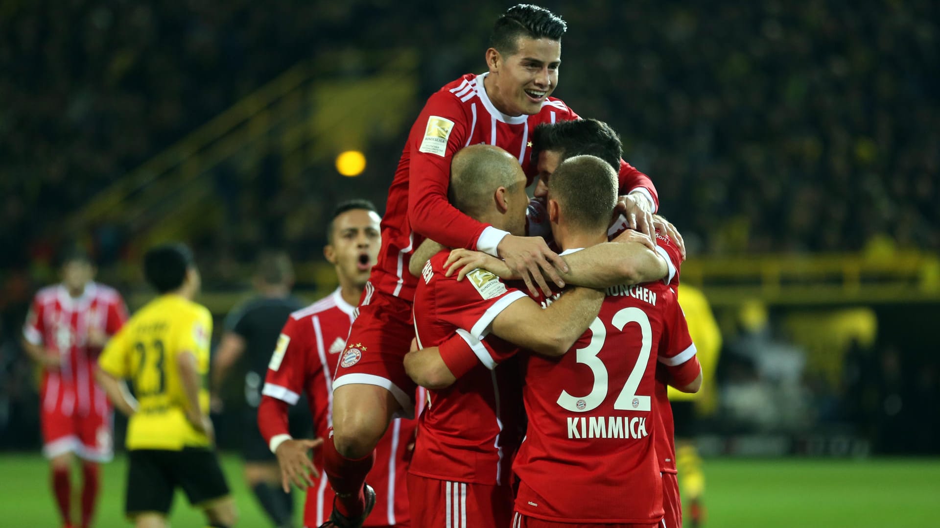 James (o.) und die Bayern jubeln über den Sieg gegen den BVB.