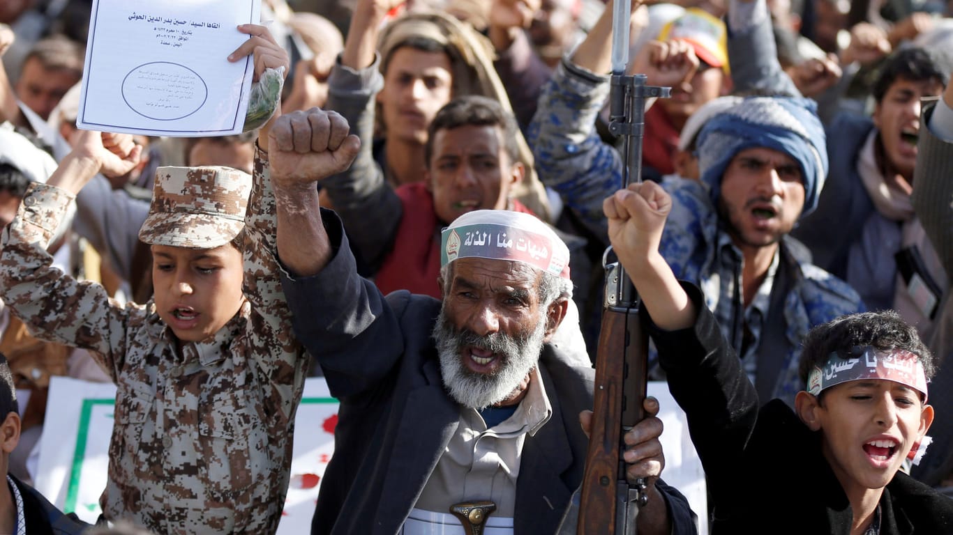 Anhänger der schiitischen Houthi-Rebellen demonstrieren in der jemenitischen Hauptstadt Sanaa.