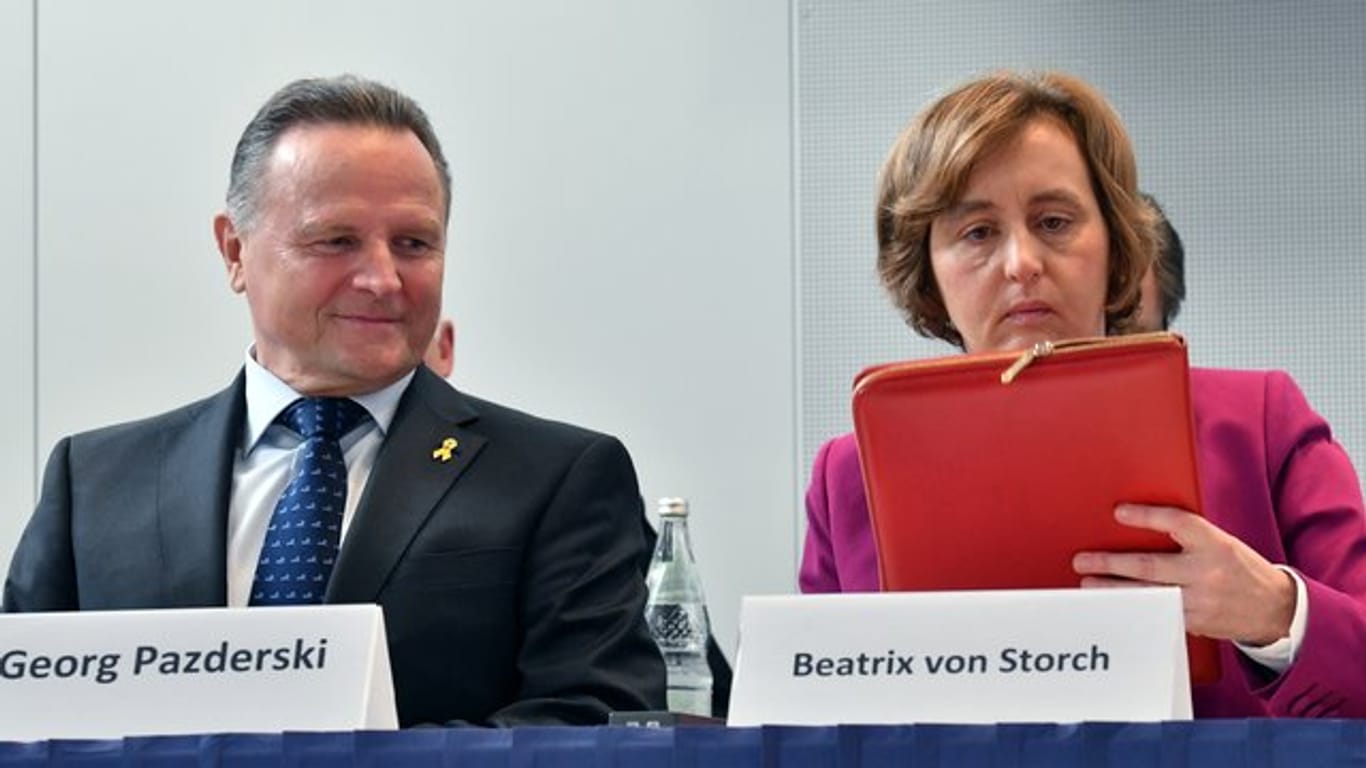 Beatrix von Storch (r) und Georg Pazderski beim Landesparteitag in Berlin.