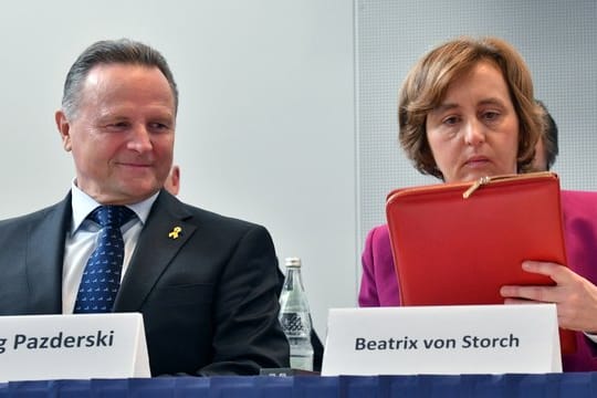 Beatrix von Storch (r) und Georg Pazderski beim Landesparteitag in Berlin.