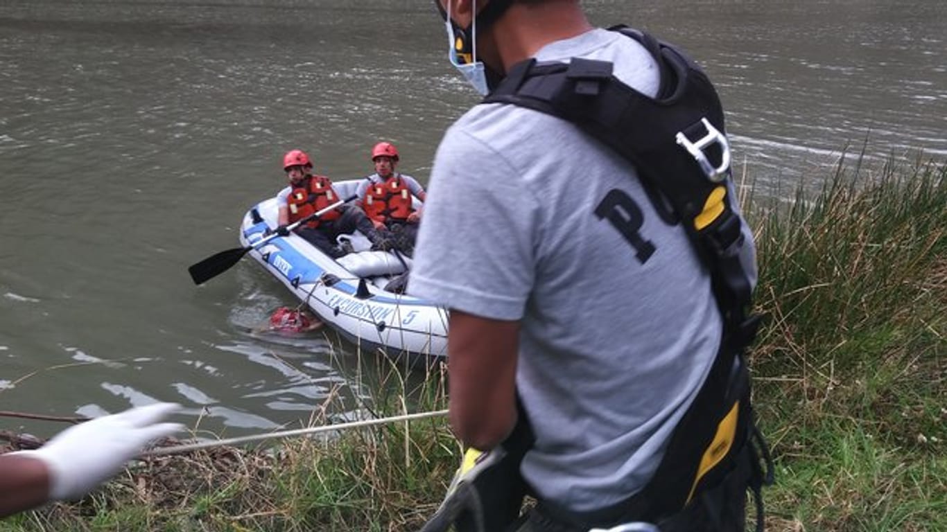 Rettungskräfte suchen im Fluss Mantaro in Huancavelica (Peru) mit einem Schlauchboot nach Opfern des Busunfalles.