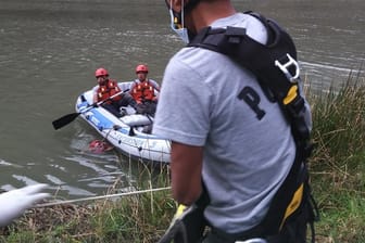 Rettungskräfte suchen im Fluss Mantaro in Huancavelica (Peru) mit einem Schlauchboot nach Opfern des Busunfalles.