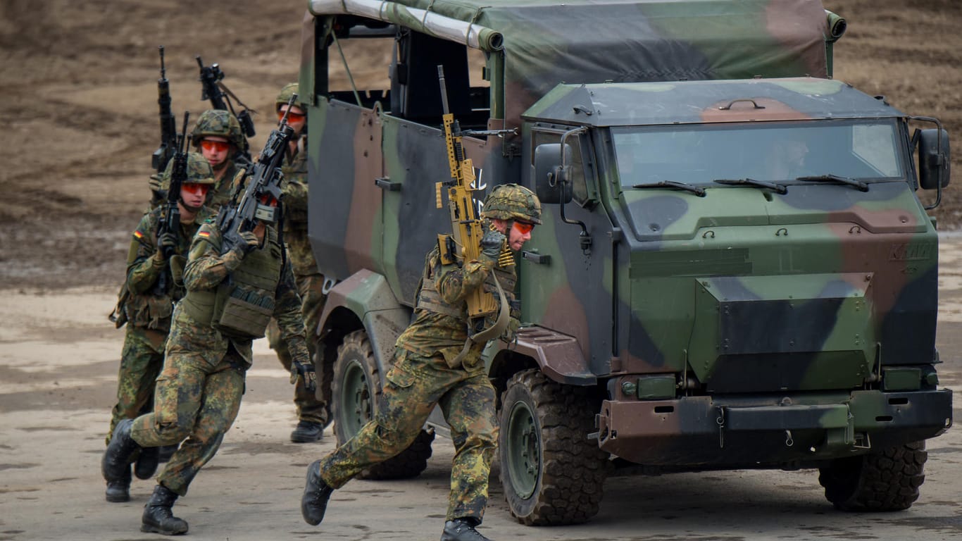 Soldaten der Bundeswehr bei einer Übung auf dem Stützpunkt in Munster (Niedersachsen).