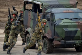 Soldaten der Bundeswehr bei einer Übung auf dem Stützpunkt in Munster (Niedersachsen).