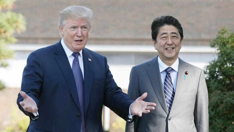 US-Präsident Donald Trump und Japans Ministerpräsident Shinzo Abe stehen im Kasumigaseki Country Club in Kawagoe im Norden Tokios.