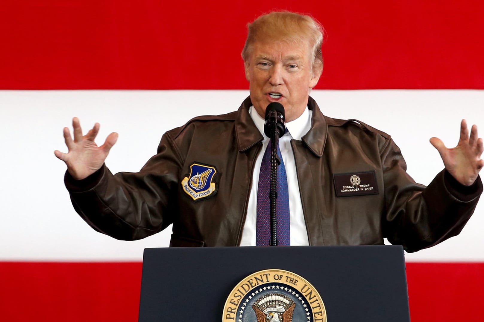 Der US-Präsident spricht auf der US-Luftwaffenbasis Yokota am Rande Tokios zu Soldaten.