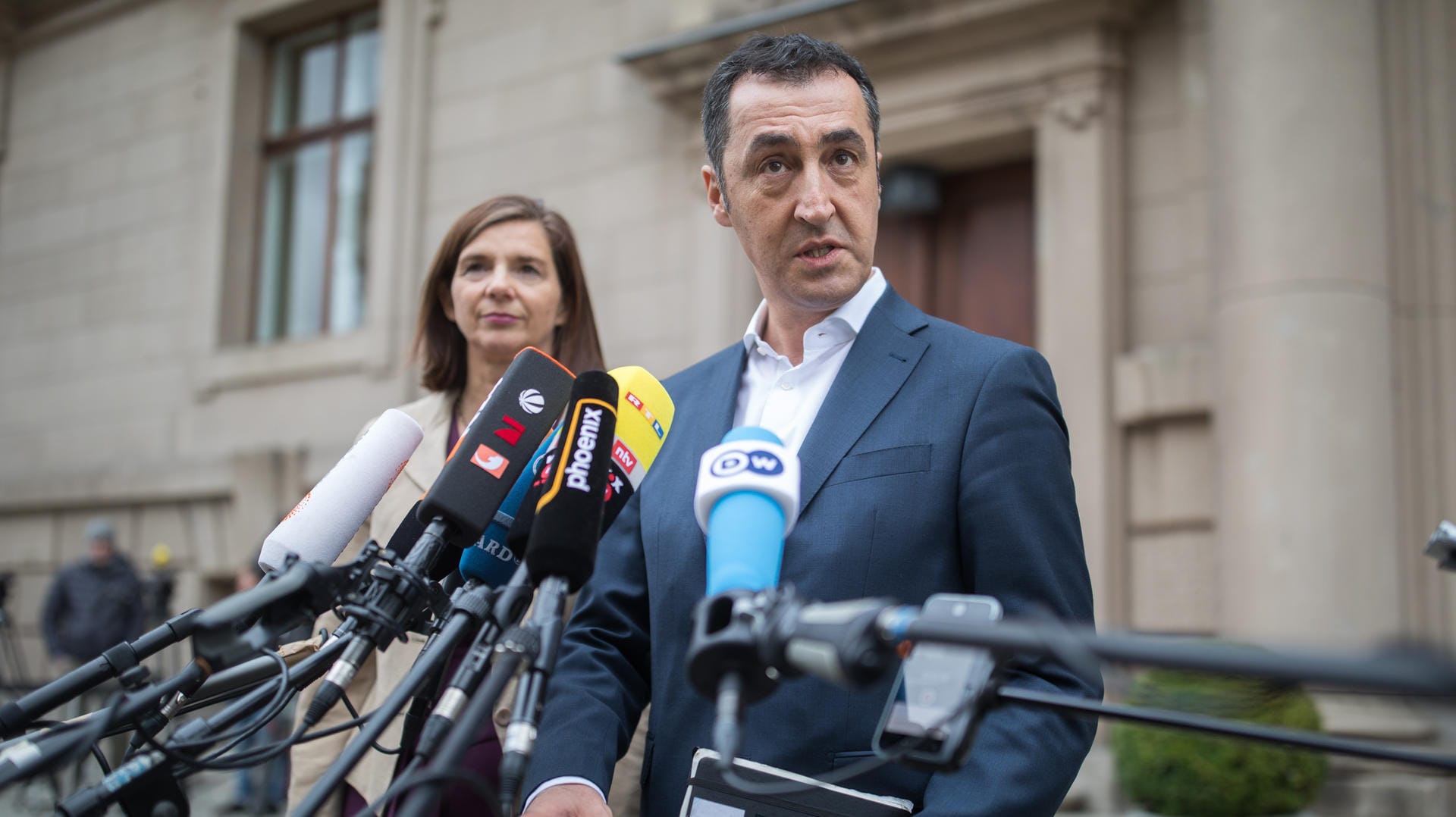 Die grünen Spitzenkandidaten Katrin Göring-Eckhardt und Cem Özdemir sprechen nach der ersten Runde der Jamaika-Soniderungsgerspräche in Berlin zu Reportern. Die grünen Spitzenkandidaten Katrin Göring-Eckhardt und Cem Özdemir sprechen nach der ersten Runde der Jamaika-Soniderungsgerspräche in Berlin zu Reportern.