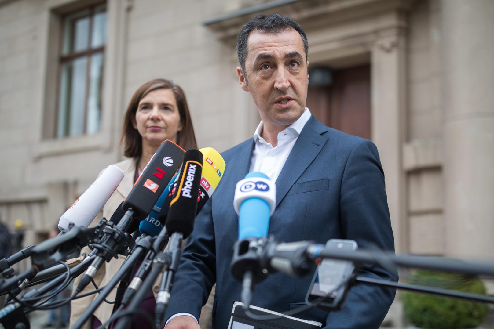 Die grünen Spitzenkandidaten Katrin Göring-Eckhardt und Cem Özdemir sprechen nach der ersten Runde der Jamaika-Soniderungsgerspräche in Berlin zu Reportern.