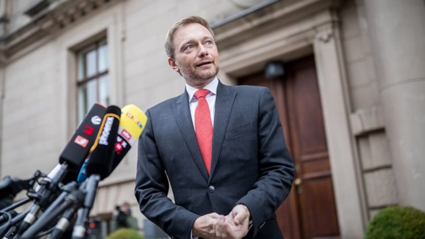 Lindner hatte während der ersten zwei Sondierungswochen für ein schwarz-gelb-grünes Bündnis bereits in mehreren Interviews sowohl die Grünen als auch die CDU attackiert.