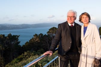 Der Bundespräsident und seine Frau Elke Büdenbender besuchen einen Aussichtspunkt auf dem Mount Victoria in Wellington.