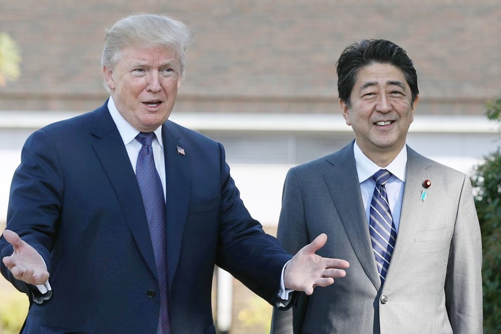 US-Präsident Donald Trump und Japans Ministerpräsident Shinzo Abe stehen im Kasumigaseki Country Club in Kawagoe im Norden Tokios.