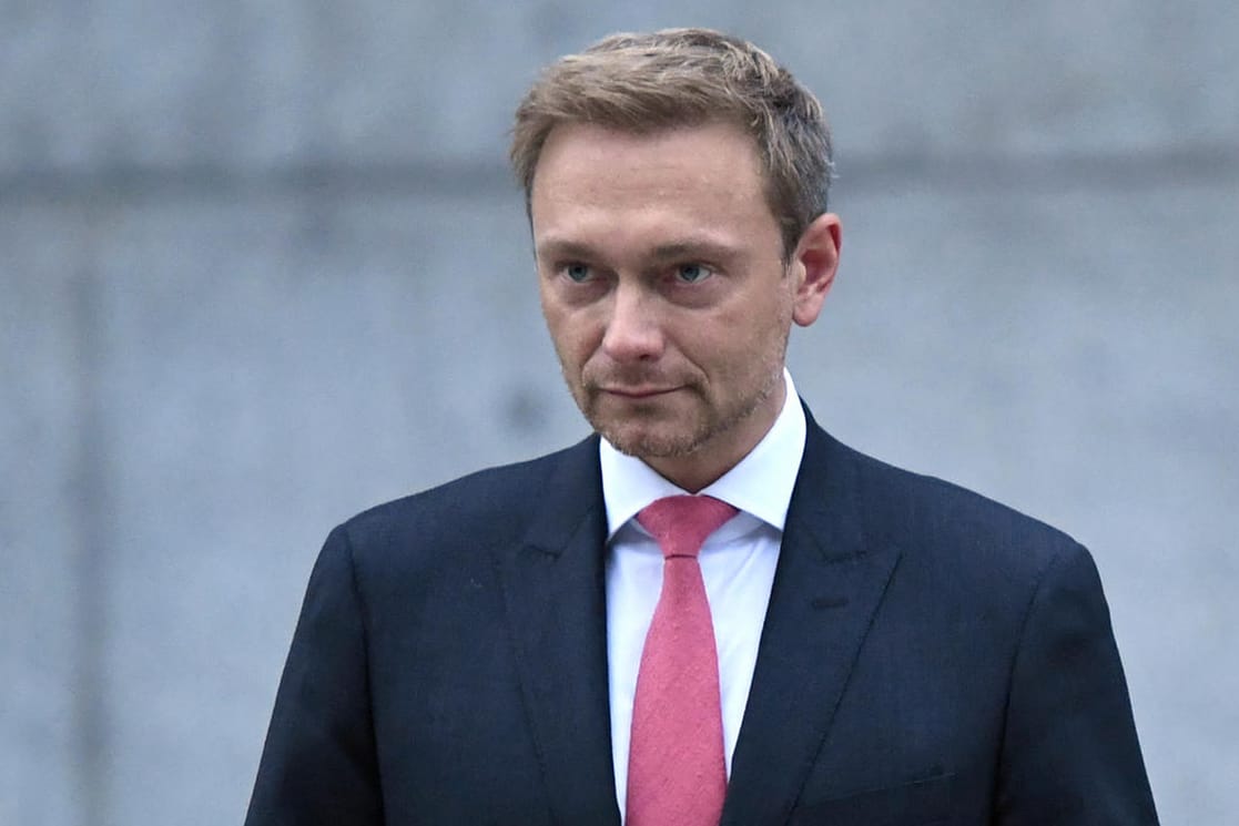 FDP-Chef Christian Lindner trifft zu den Jamaika-Sondierungsgesprächen in Berlin ein.