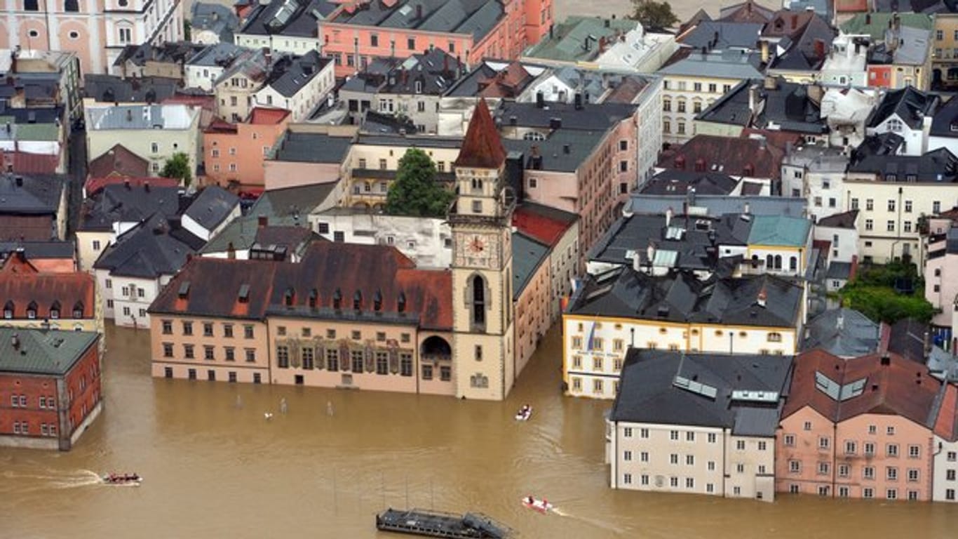 ARCHIV - Überflutet ist im Juni 2013 die Alt- und Innenstadt von Passau.
