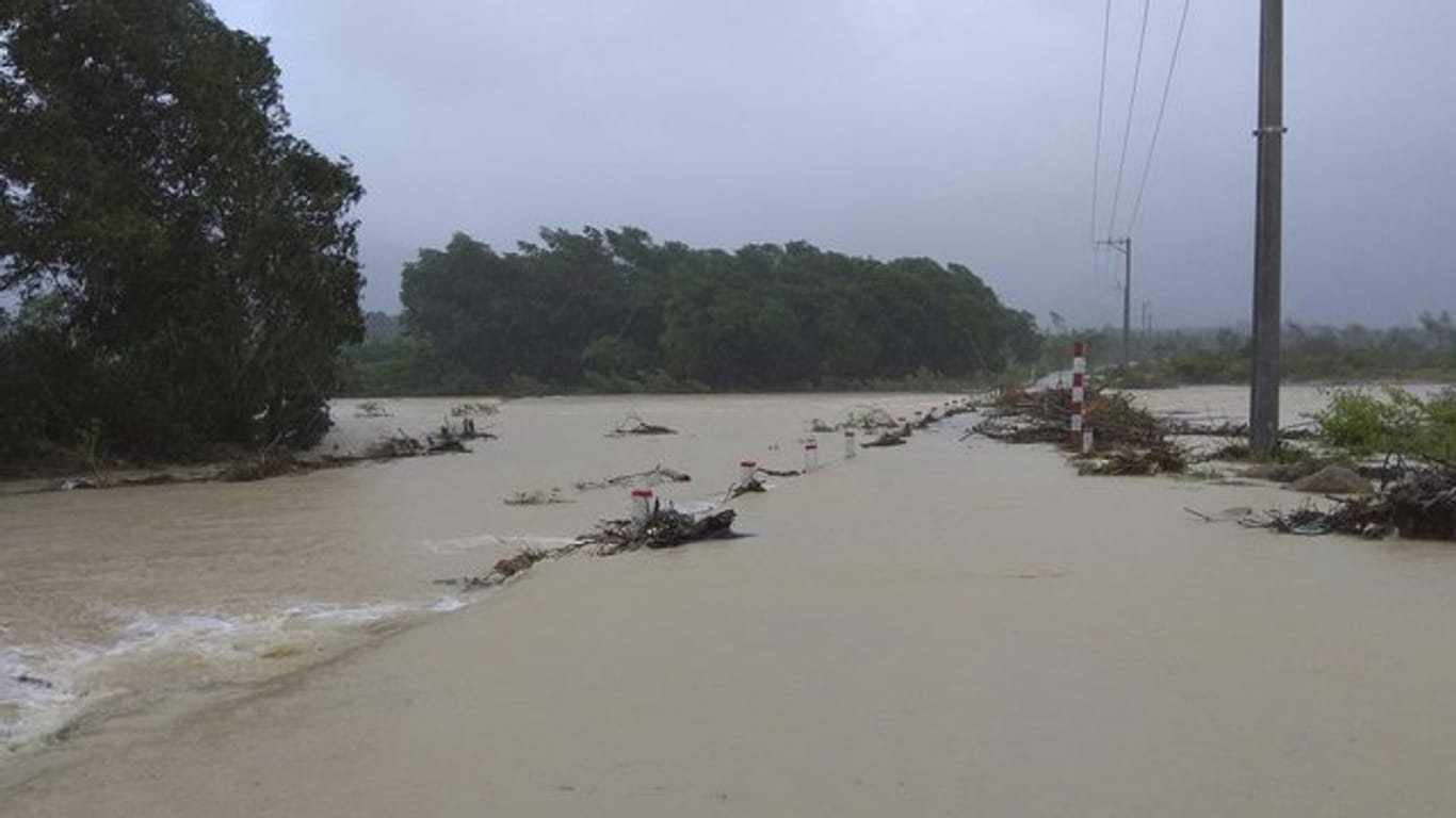 Für die kommenden Tage werden weitere starke Regenfälle und Überschwemmungen erwartet, währen "Damrey" nach Angaben der Meteorologen abgeschwächt Richtung Westen nach Kambodscha weiterzieht.