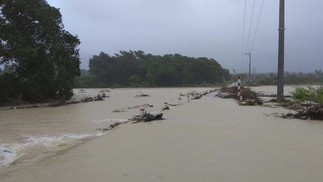 Für die kommenden Tage werden weitere starke Regenfälle und Überschwemmungen erwartet, währen "Damrey" nach Angaben der Meteorologen abgeschwächt Richtung Westen nach Kambodscha weiterzieht. Für die kommenden Tage werden weitere starke Regenfälle und Überschwemmungen erwartet, währen "Damrey" nach Angaben der Meteorologen abgeschwächt Richtung Westen nach Kambodscha weiterzieht.