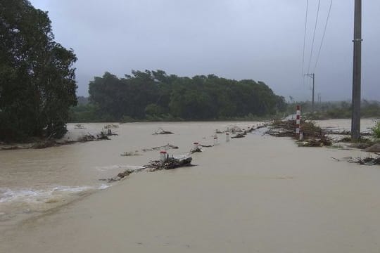 Für die kommenden Tage werden weitere starke Regenfälle und Überschwemmungen erwartet, währen "Damrey" nach Angaben der Meteorologen abgeschwächt Richtung Westen nach Kambodscha weiterzieht.