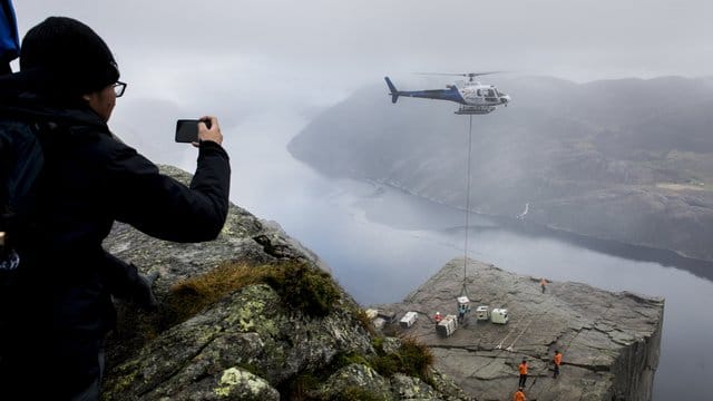 Ein Transportflugzeug hat auf dem Preikestolen die Ausrüstung für die Dreharbeiten abgeladen.