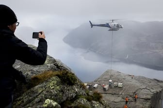 Ein Transportflugzeug hat auf dem Preikestolen die Ausrüstung für die Dreharbeiten abgeladen.