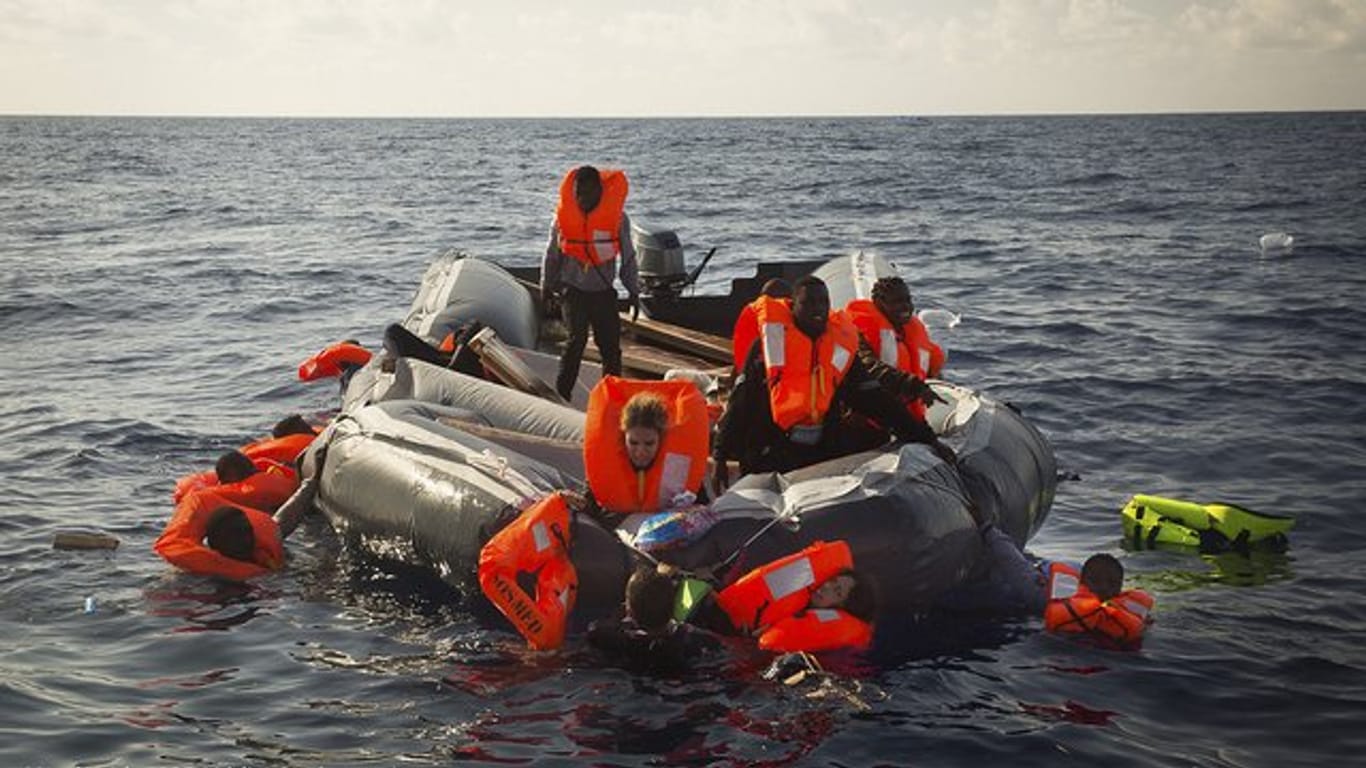 Flüchlinge treiben im Mittelmeer, bevor sie von Teams von SOS Mediterranée und Ärzte ohne Grenzen auf das Rettungsschiff "Aquarius" gerettet wurden.