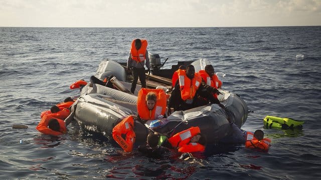 Flüchlinge treiben im Mittelmeer, bevor sie von Teams von SOS Mediterranée und Ärzte ohne Grenzen auf das Rettungsschiff "Aquarius" gerettet wurden. Flüchlinge treiben im Mittelmeer, bevor sie von Teams von SOS Mediterranée und Ärzte ohne Grenzen auf das Rettungsschiff "Aquarius" gerettet wurden.