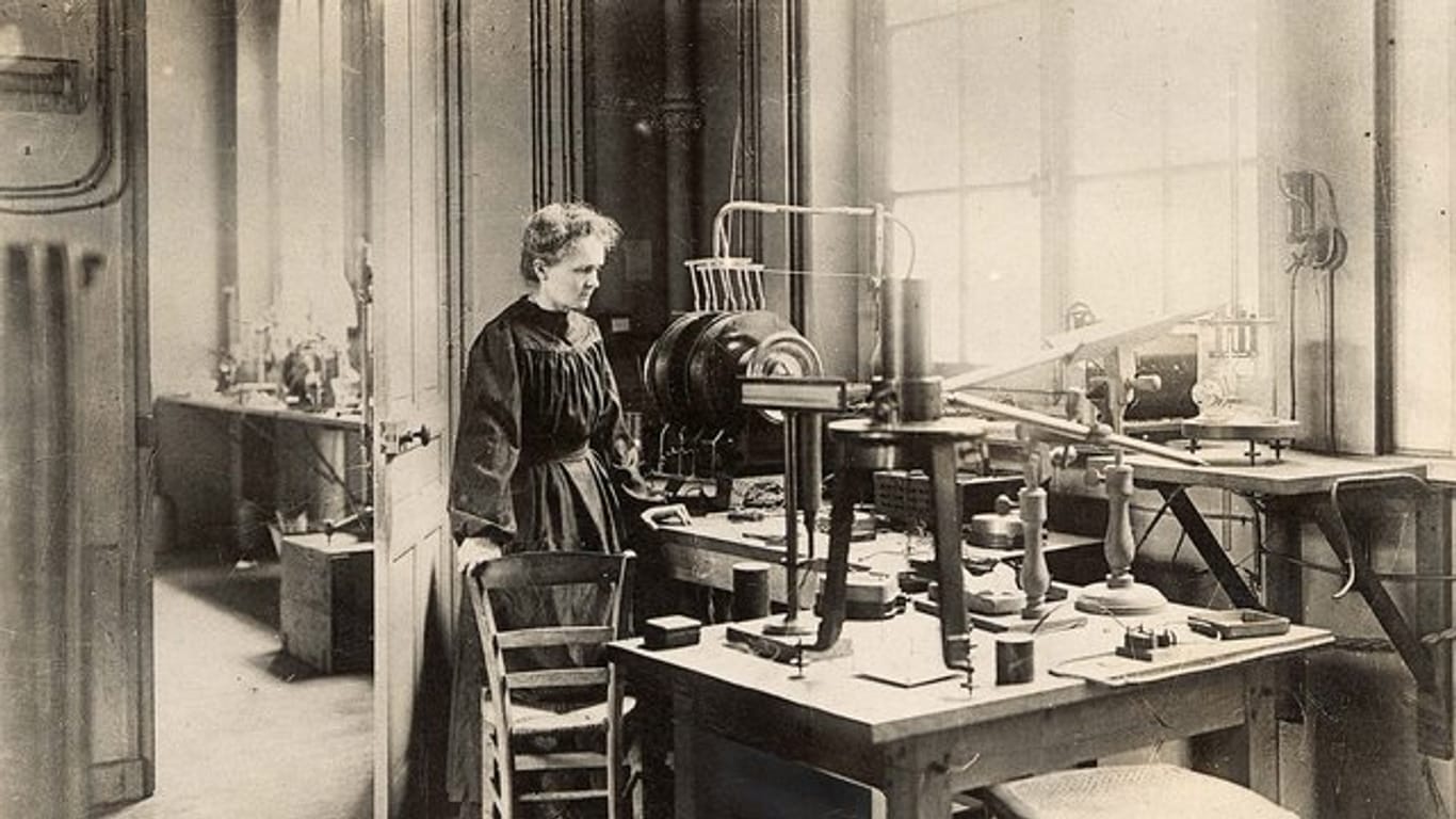 Die Physikerin und Chemikerin Marie Curie in ihrem Labor in der Rue Cuvier in Paris (1913).