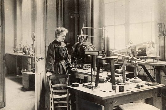 Die Physikerin und Chemikerin Marie Curie in ihrem Labor in der Rue Cuvier in Paris (1913).
