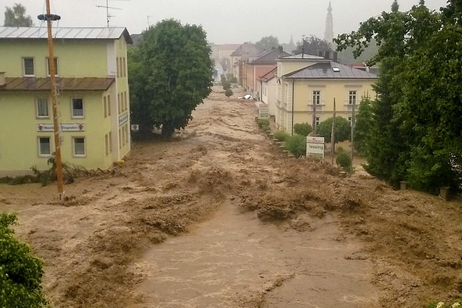Gewaltige Wassermassen wälzen sich durch den bayerischen Ort Simbach: Verheerende Sturzfluten wie diese im Juni 2016 werden in Zukunft zunehmen, warnen Katastrophenschützer.
