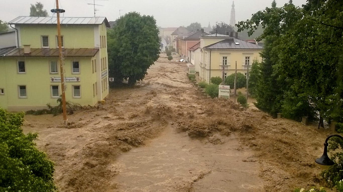 Gewaltige Wassermassen wälzen sich durch den bayerischen Ort Simbach: Verheerende Sturzfluten wie diese im Juni 2016 werden in Zukunft zunehmen, warnen Katastrophenschützer.