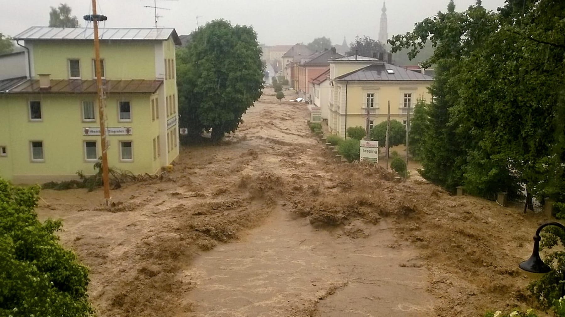 Gewaltige Wassermassen wälzen sich durch den bayerischen Ort Simbach: Verheerende Sturzfluten wie diese im Juni 2016 werden in Zukunft zunehmen, warnen Katastrophenschützer. Gewaltige Wassermassen wälzen sich durch den bayerischen Ort Simbach: Verheerende Sturzfluten wie diese im Juni 2016 werden in Zukunft zunehmen, warnen Katastrophenschützer.