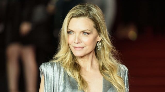 Die US-Schauspielerin Michelle Pfeiffer spricht über weibliche Schönheitsideale.