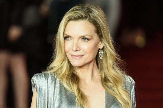 Die US-Schauspielerin Michelle Pfeiffer spricht über weibliche Schönheitsideale.