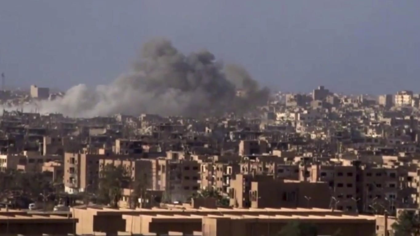 Rauch steigt nach heftigen Kämpfen über der Stadt Deir as-Saur im Osten Syriens auf.